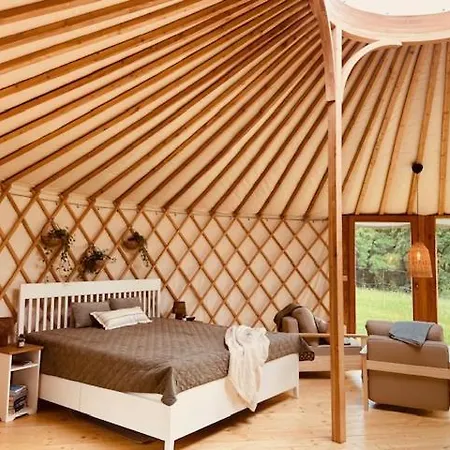 Glamping Nad Meandry V Jurte * Chyňava