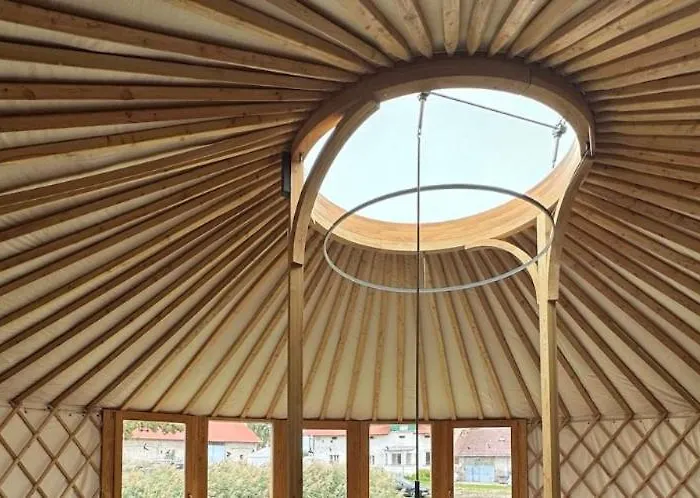Glamping Nad Meandry V Jurtě Chyňava